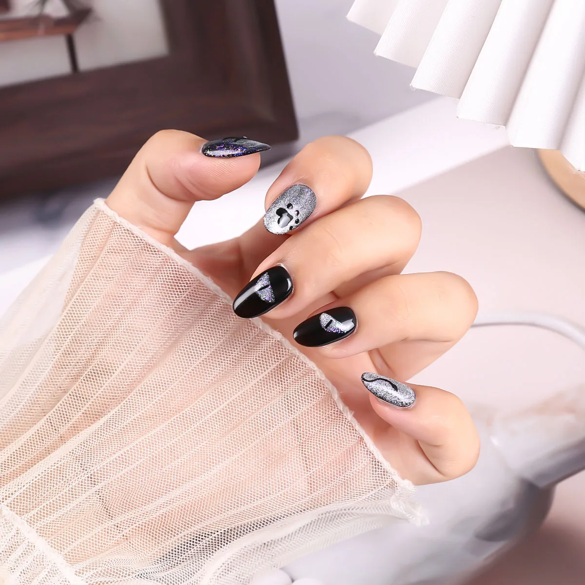 الصحافة اليدوية على الأظافر القوطية الشرير الأسود رسمت باليد الأظافر وهمية غطاء كامل يمكن ارتداؤها الأوروبي منتصف طول نعش الأظافر كاذبة