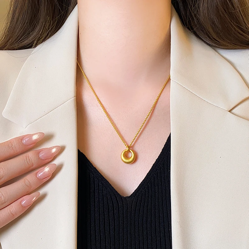 Retro Sandgoldfarbene Matte Runde Anhänger-Halskette für Damen und Herren Sommer 2026 Trendiger Schmuck Schlüsselbeinkette Accessoire – Detail 8