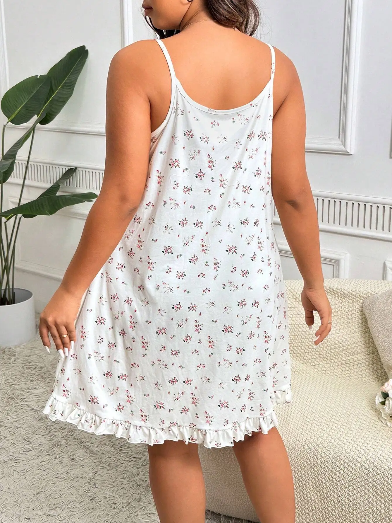 

Пижамное платье больших размеров с цветочным принтом, кружевной отделкой и оборками по низу для летнего домашнего отдыха