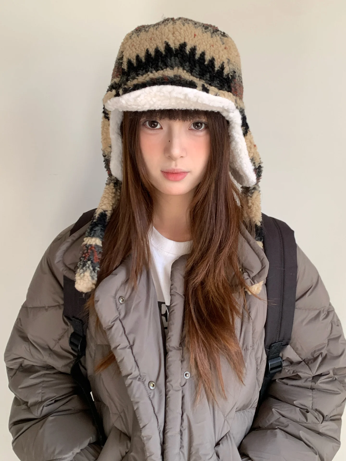 Gorro de felpa con rayas de colores dopamina para mujer, gorro de Lei Feng a prueba de frío para ciclismo de invierno con forro grueso y gorro con protección para los oídos