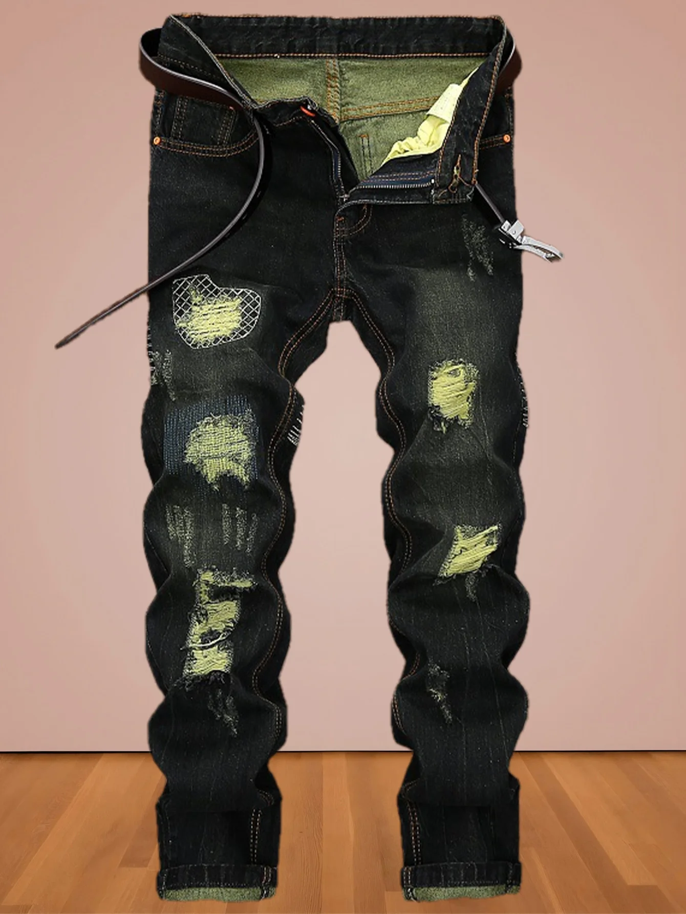 

Американская молодежь популярна с мужскими прямыми джинсами старой индивидуальности.