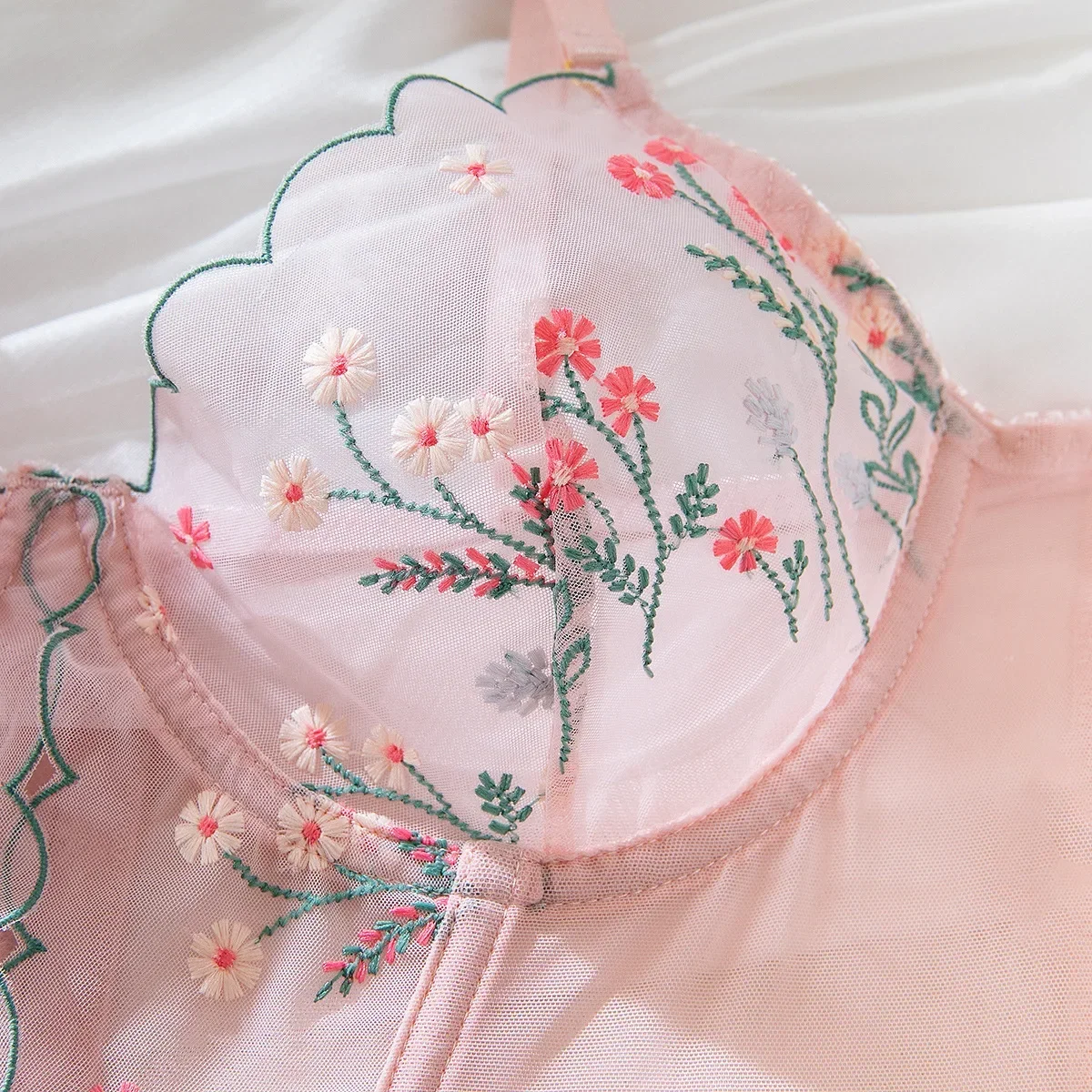 สีชมพูหวานดอกไม้ปักชุดชั้นในชุดผู้หญิง Pure Desire เครื่องแต่งกายแปลกใหม่ชุดหญิงเซ็กซี่ตาข่ายมุมมอง Fishbone ชุดชั้นใน