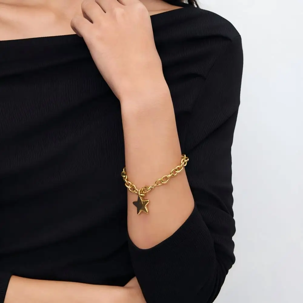 Schlichtes, klassisches, 18 Karat vergoldetes Edelstahl-Armband mit fünfzackigem Sternanhänger, wasserdichter Schmuck für Damen, Geschenk. – Detail 1