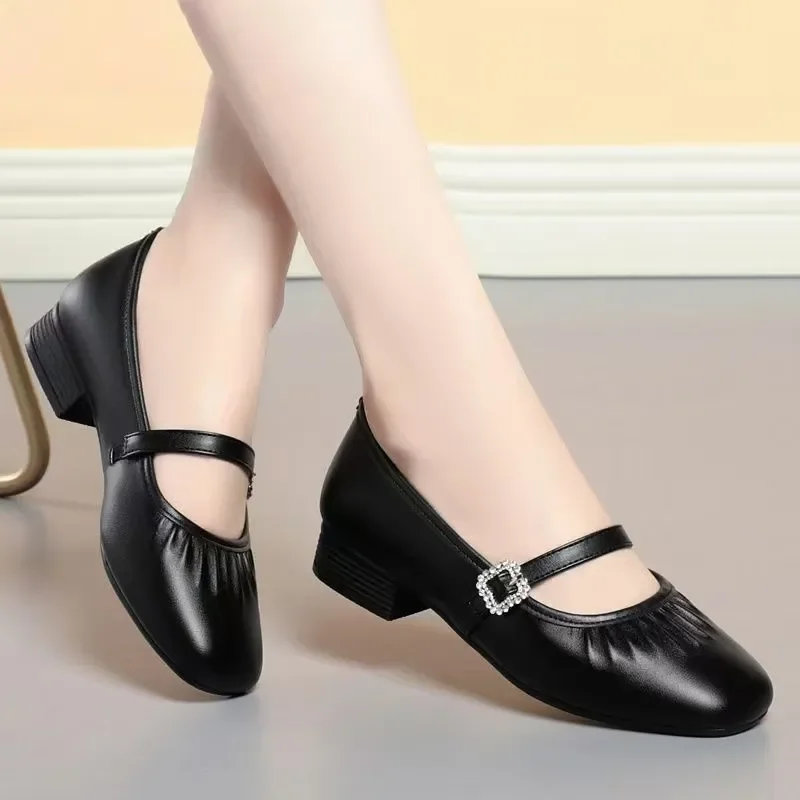 

Женские повседневные легкие туфли из черной лакированной кожи с ремешком на пряжке и квадратным каблуком, удобные женские туфли бежевого цвета b584