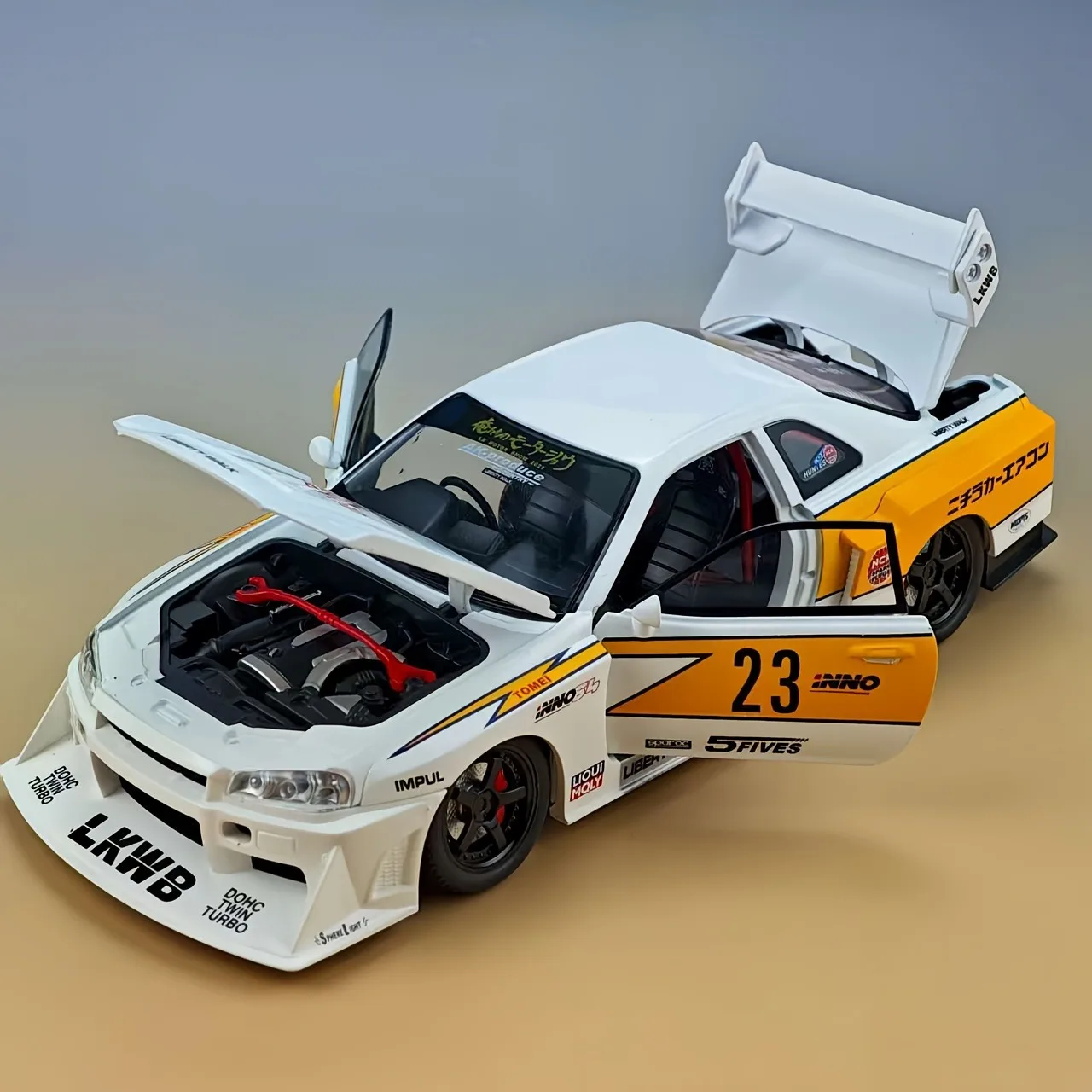 Wit, voorgebouwd gegoten voertuigmodel op schaal 1:24, legeringsauto, meerdere openingen, geschikt voor cadeau of display.