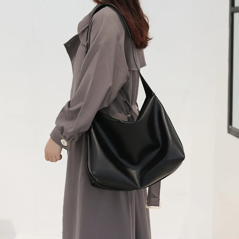 حقيبة كتف كروس نسائية جديدة لعام 2025 حقيبة حمل غير رسمية حقيبة يد عصرية وبسيطة ذات سعة كبيرة حقيبة يد على شكل وسادة كلاسيكية
