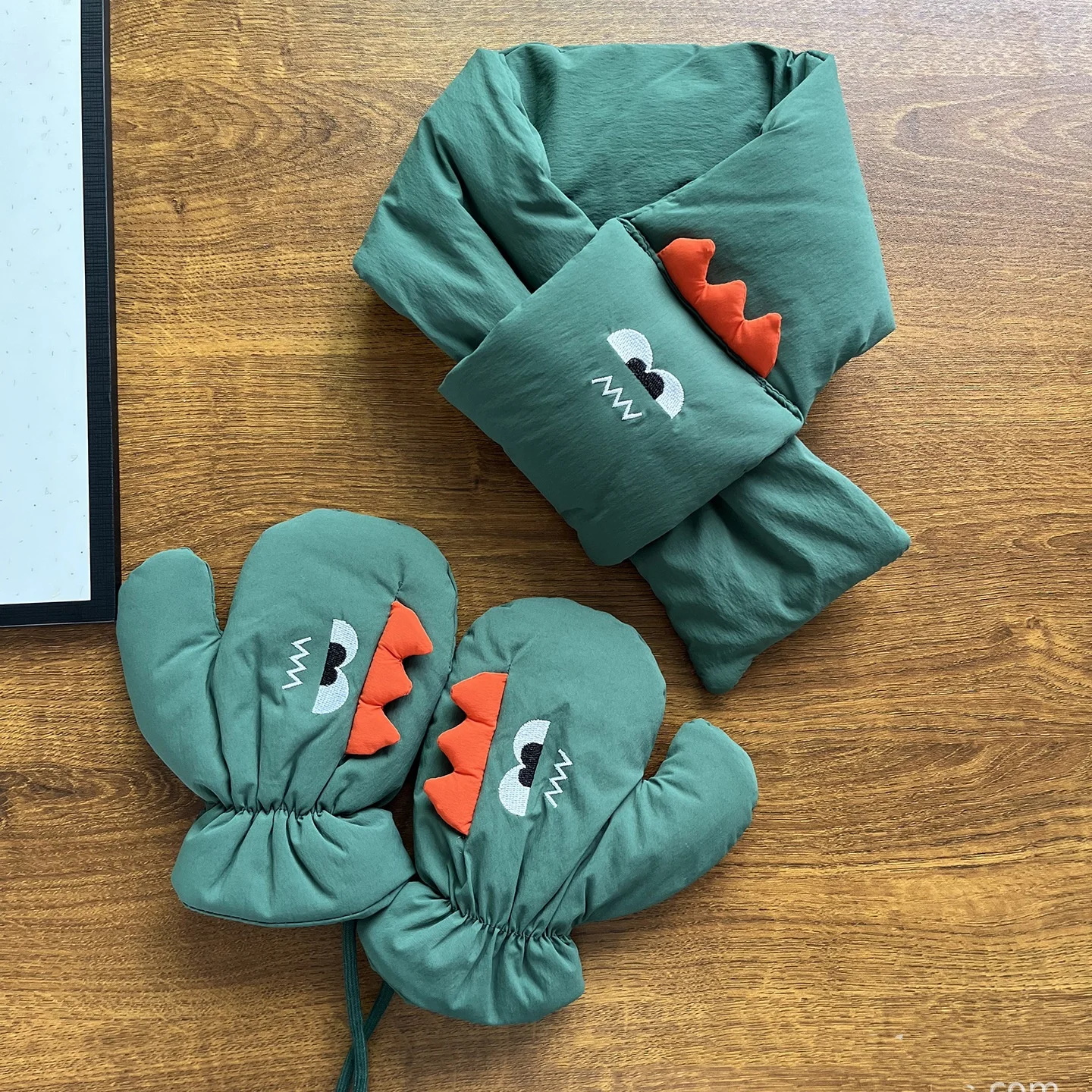 قفازات شتوية للأطفال دافئة بتصميم كرتوني لطيف للبطل الخارق قفازات صوف مضادة للانزلاق للأولاد الصغار في المدرسة في الهواء الطلق