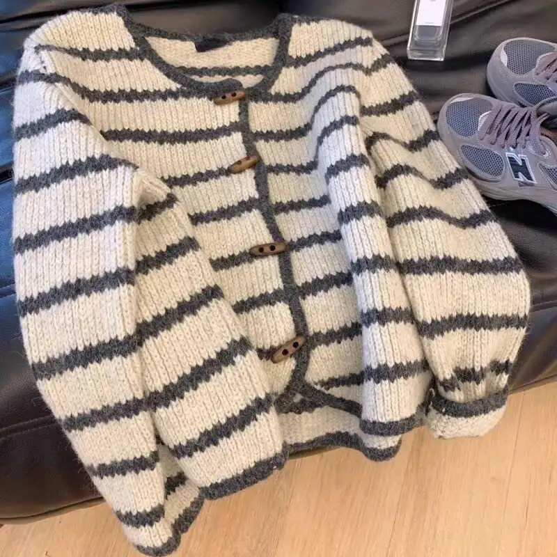 Sweter z dzianiny w paski w stylu retro dla kobiet Nowy leniwy styl Klamra z rogami krowy Okrągły dekolt Luźny krótki sweter Kardigan