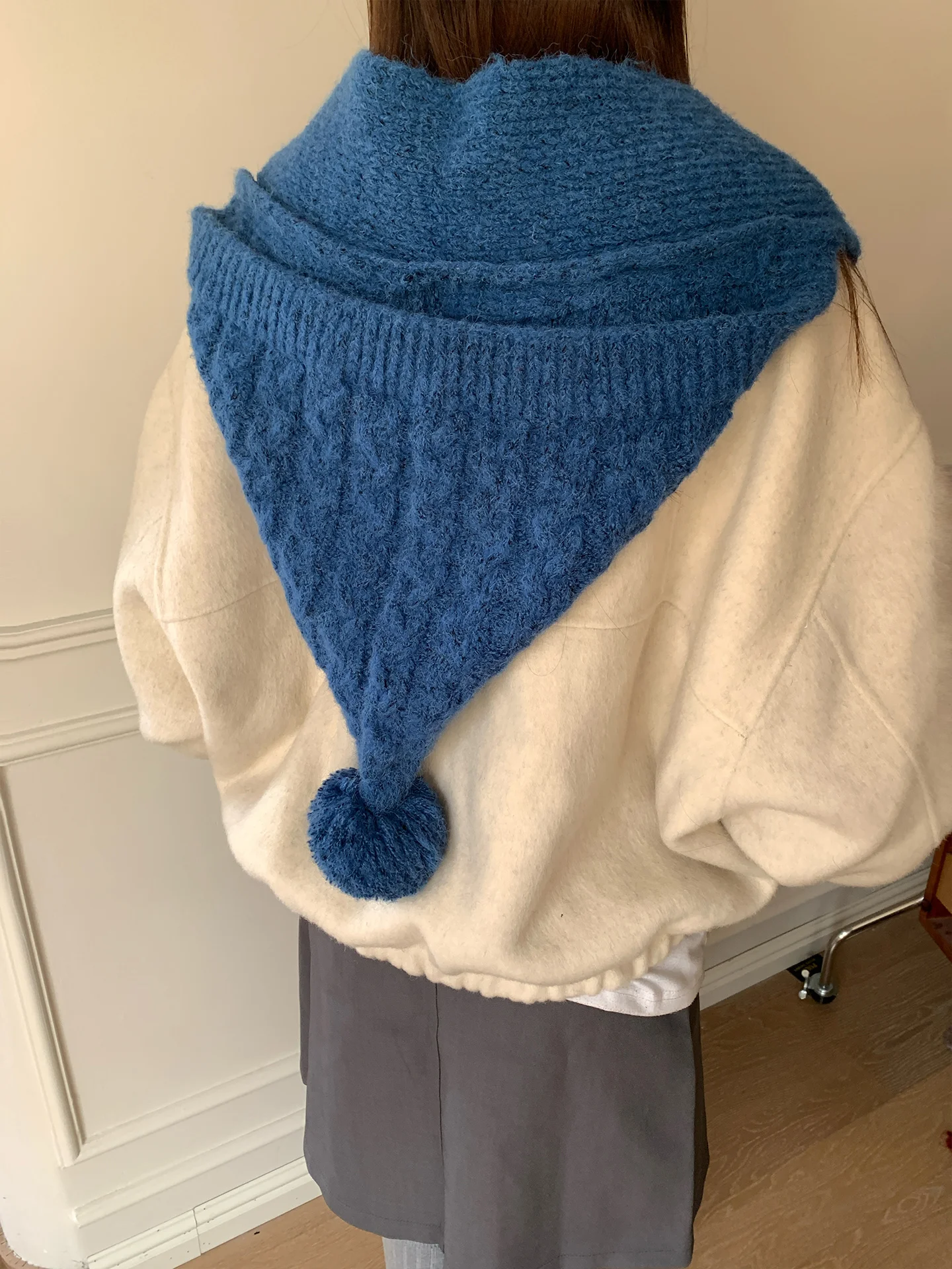 بالاكلافا الصوفية المحبوكة باللون الأزرق على الطراز الكوري للنساء قبعة شتوية دافئة ووشاح