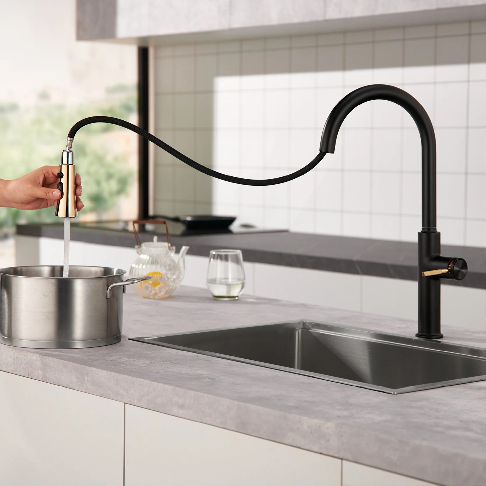 Luxury brushed gold kitchen faucet with pull-out design, 1-hole single handle cold and hot dual control dual function sink Tap