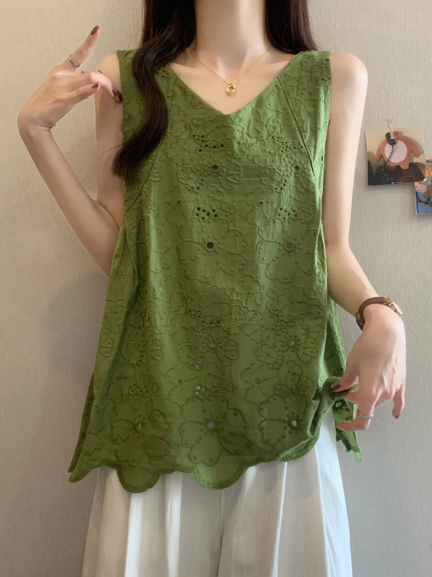 

Sleeveless V-Neck Base Tank Shirt Women Summer 2026 plus Size Fat MM Slim Design Sense Hollow out Embroidery Top