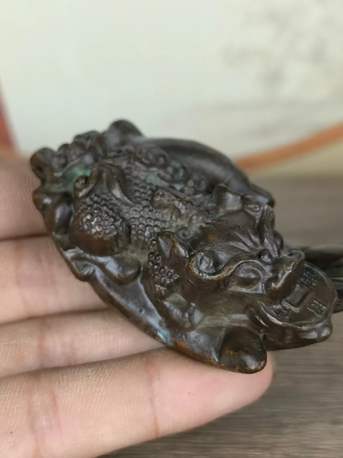 

Antique bronze ware, palm holding Pixiu, retro mythical beast, handle piece table, tea pet symbolizing holding money ornaments