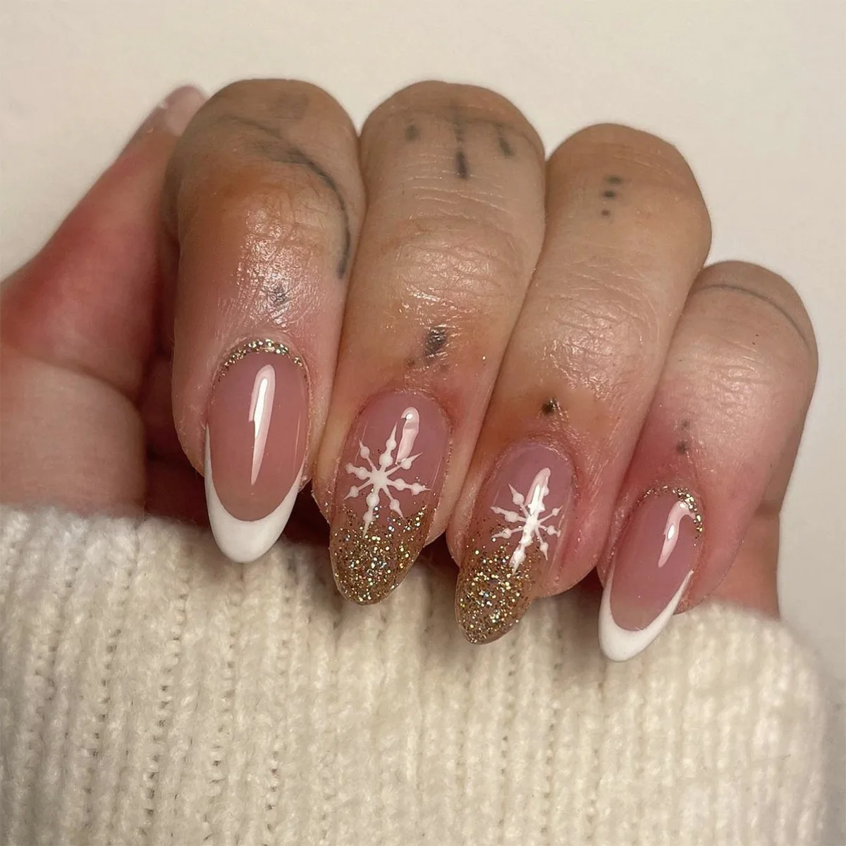 24 stuks eenvoudige witte Franse nepnagels druk op kerstsneeuwvlok ontwerp kunstnagels met gouden poeder xmas amandel manicure tip