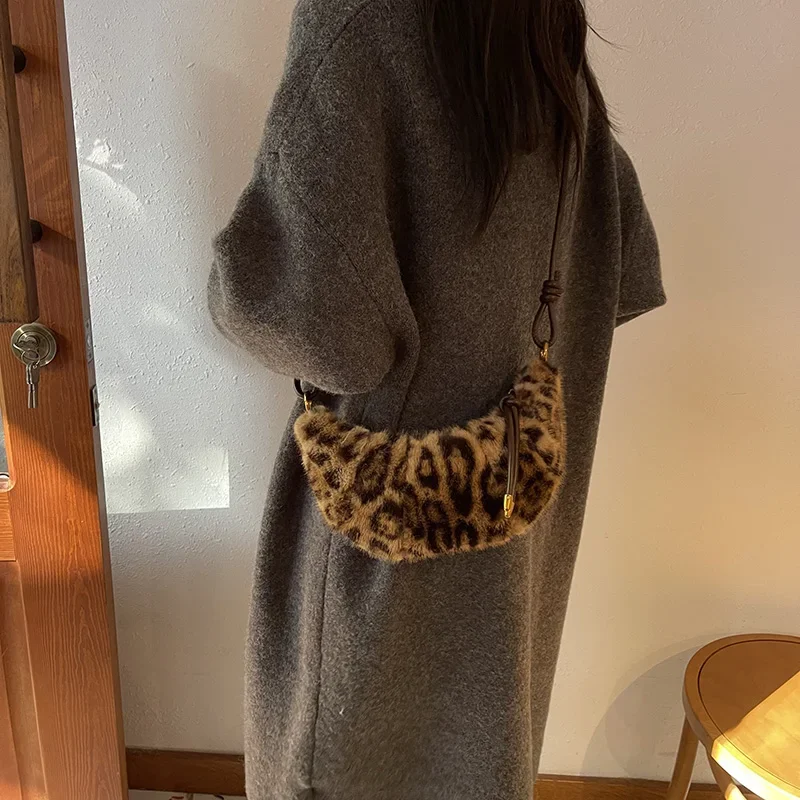 High Quality Leopard Print Corduroy Zipper Women's Shoulder Bags 2024 Hot Sale Fashion Velvet Niche Design Commute Crossbody Bag