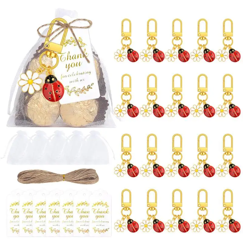 ㈅ Ensemble de porte-clés coccinelle à sept points, comprenant 20 porte-clés, 20 sacs en organza et 20 étiquettes de remerciement pour les invités