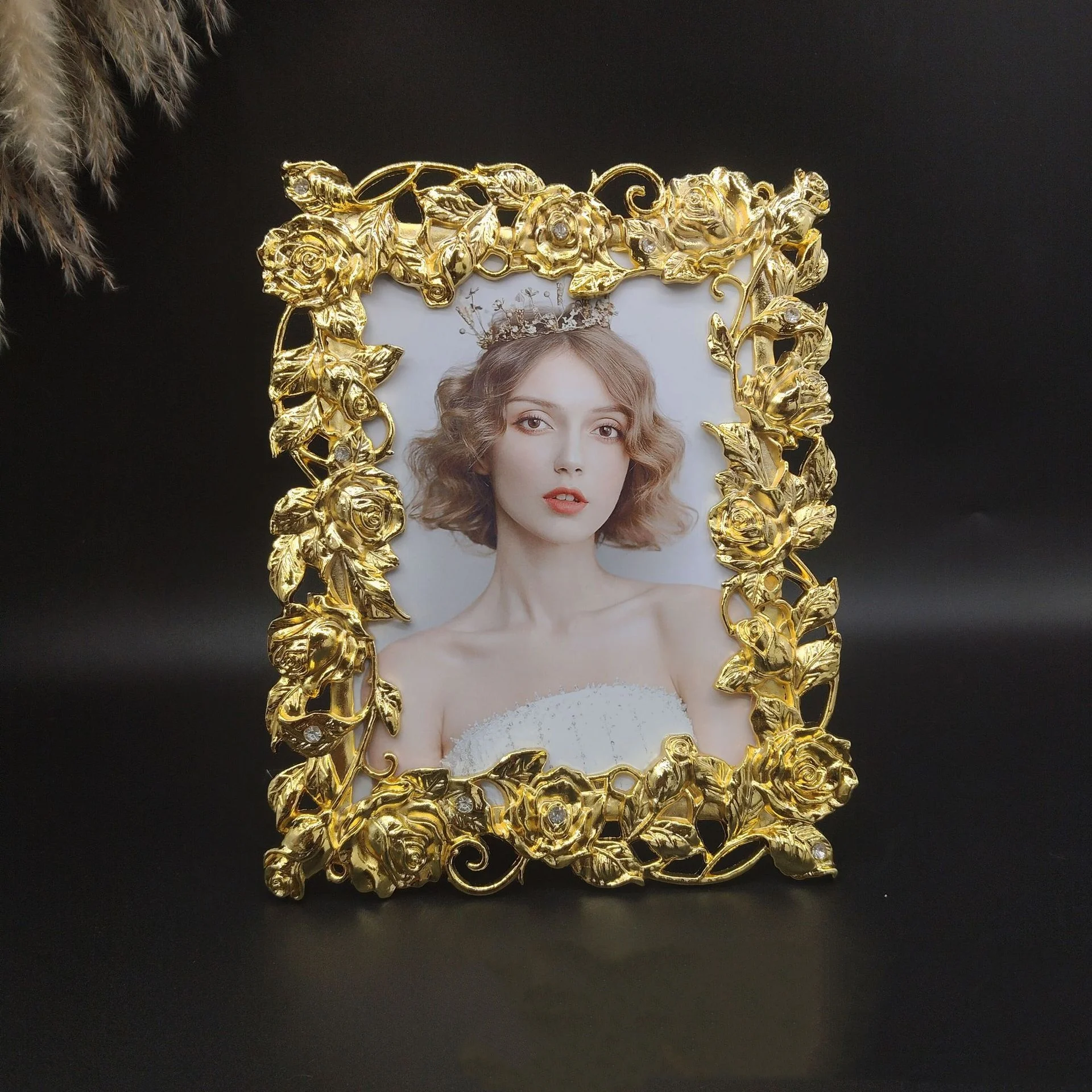 Retro Metal 7-inch Golden Rose Hollow Photo Frame Engraved Gold Flowers Picture Frame Wall Frames Home Decoration