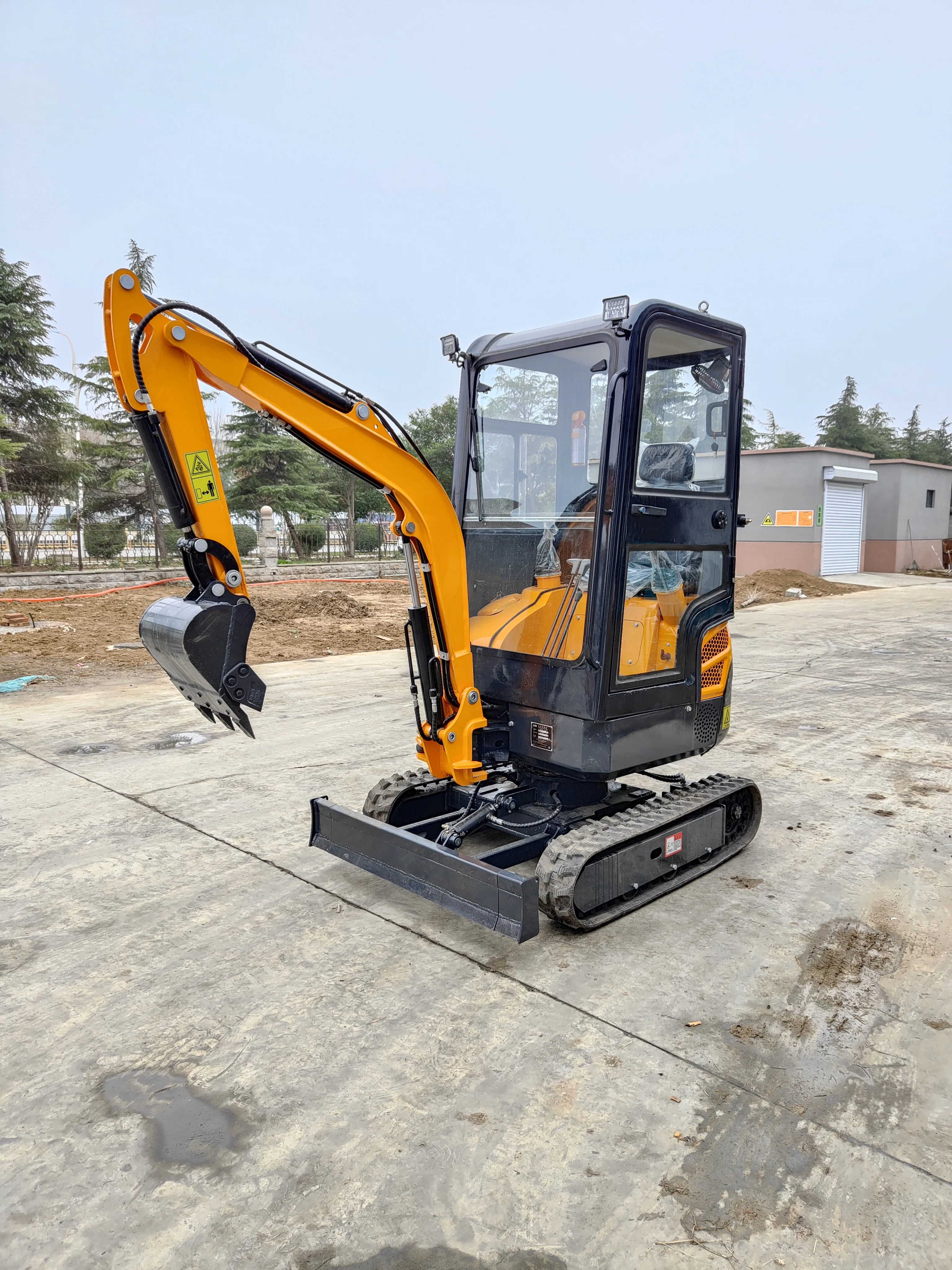 Low Price Garden Farm Micro Small Excavator 1500kg Crawler Digger Mini Excavator For Sale