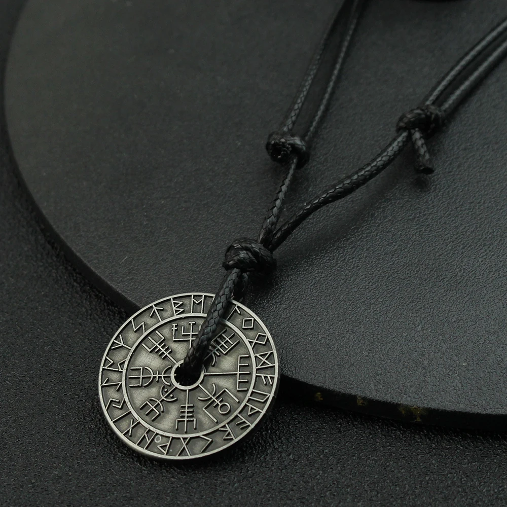 Mens Vintage Viking Rune Compass Pendant Necklace High Quality Metal Pagan Amulet for Men Accessories Necklace