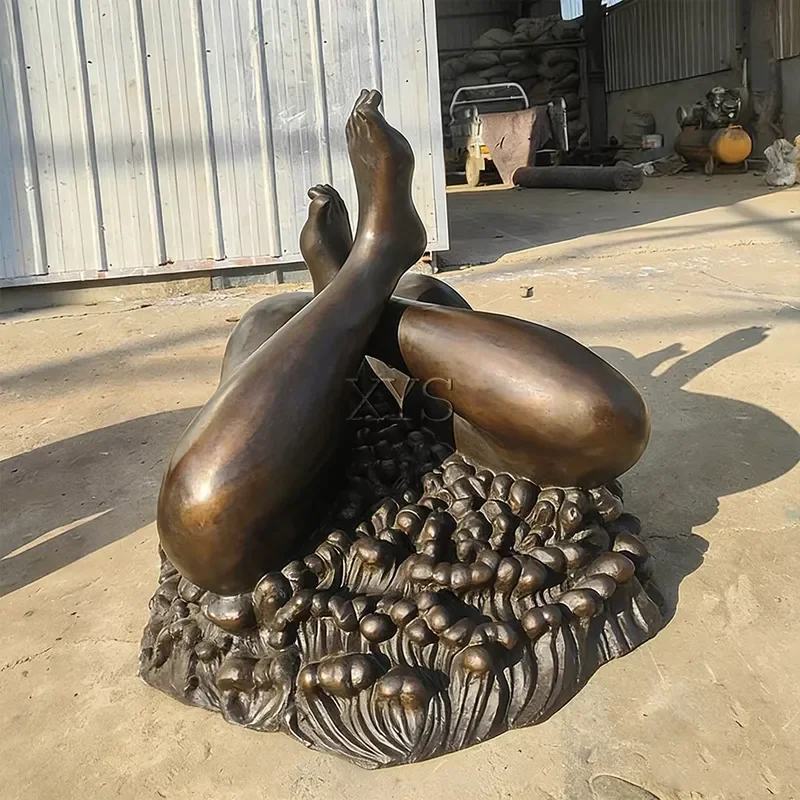 Custom-made, Discounted Modern Live-Size Lost Wax Casting Bronze Nude Sculpture, Fat Woman Beach Statue, Outdoor Ornament.