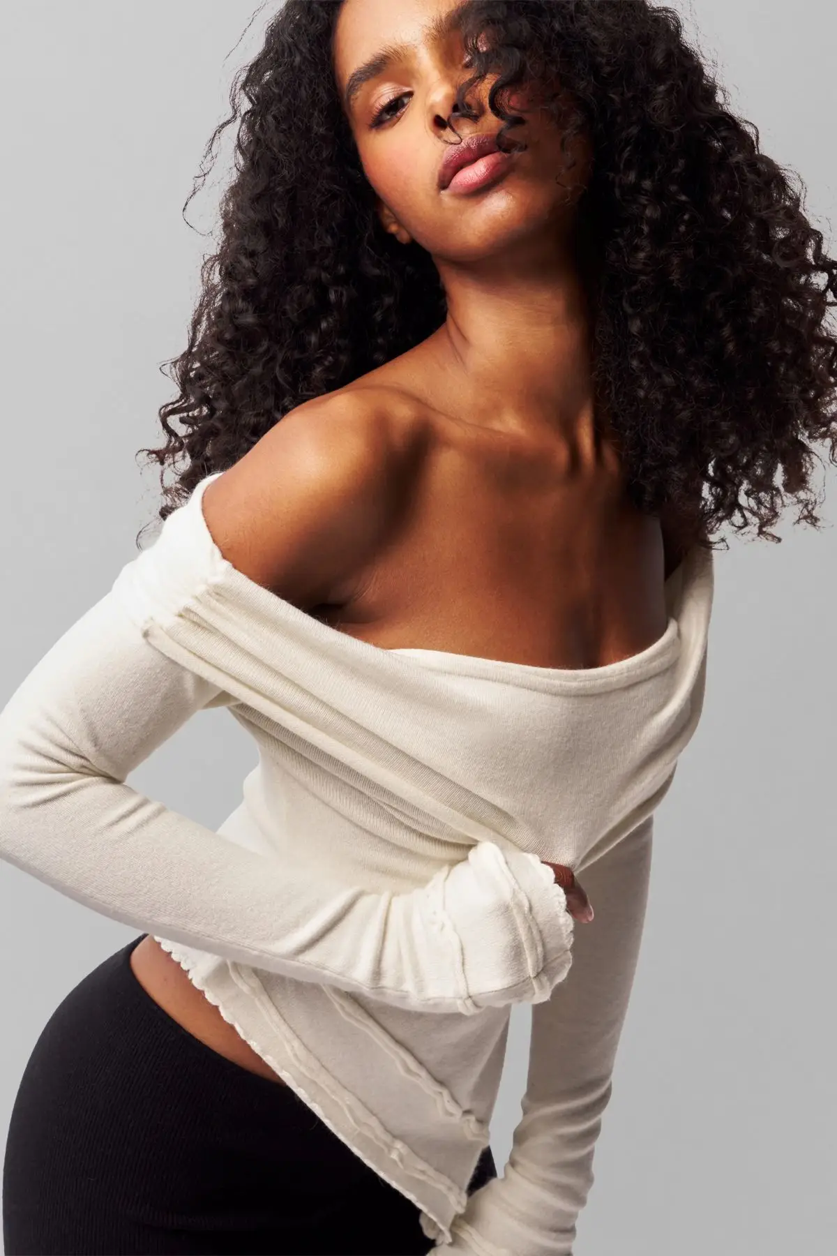 Guizi Autumn and Winter Folded Shoulder Knit Top Soft Elastic White Sweater Handmade Rose Decoration Design Irregular Hem Slit Sexy Autumn Sweater Fashionable Versatile Winter Wool Sweater