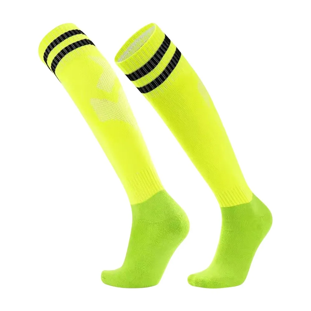 جوارب كرة قدم مضادة للانزلاق طويلة ​ ​ جوارب رياضية عالية للركبة قابلة للتنفس ​ ​   مقاومة للاهتراء ​ ​ نسيج ماص للرطوبة ​ ​   جوارب كرة القدم