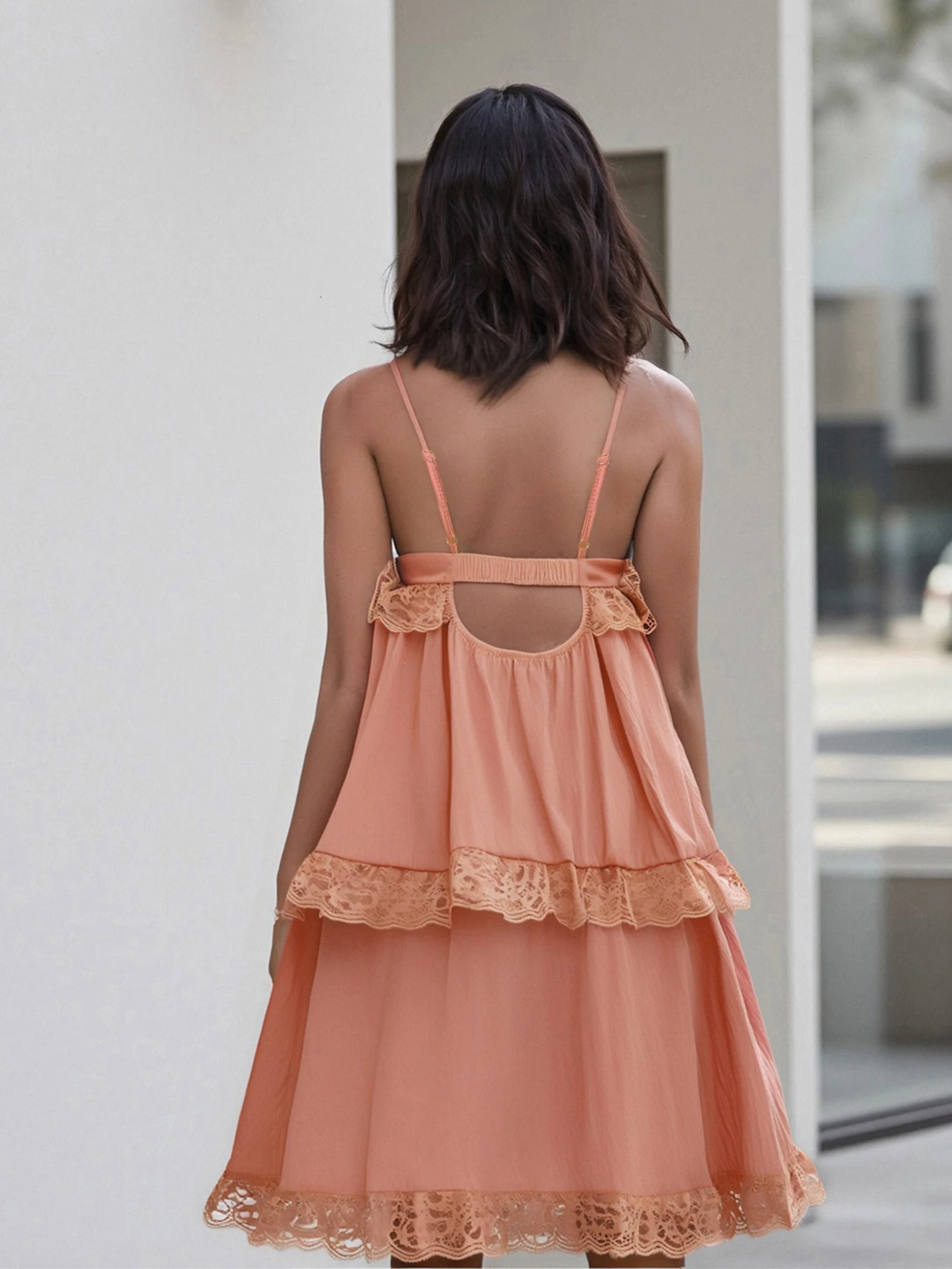 فستان نسائي قصير بدون أكمام بطبعة زهور مع حواف من الدانتيل وأشرطة قابلة للتعديل فستان كامي صيفي بلون سادة