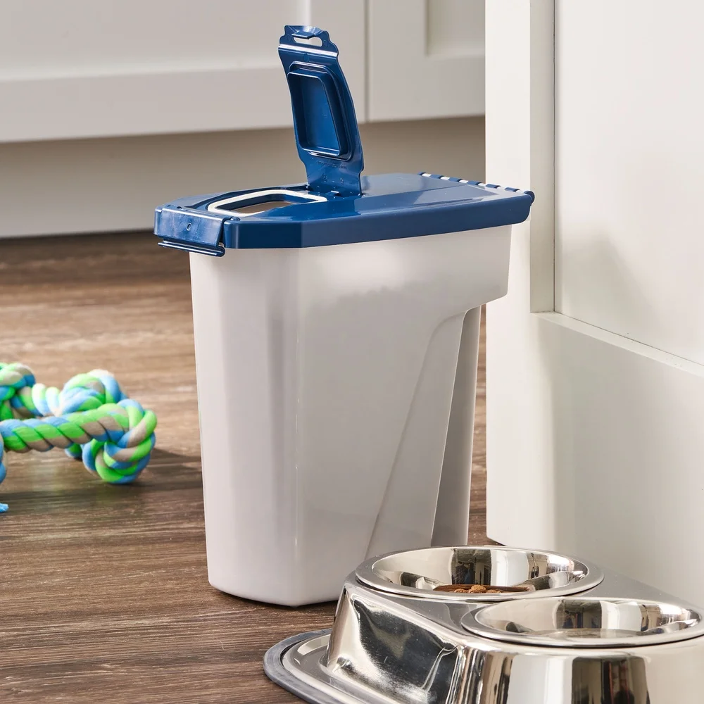 حاوية تخزين أغذية الحيوانات الأليفة البلاستيكية الكبيرة جدًا مع غطاء قفل عجلات دوارة مقاومة للرطوبة وآمنة للطعام بسعة 50 رطل