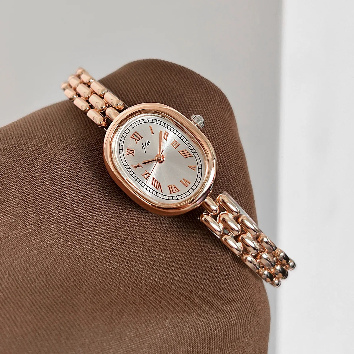 New Ladies' Chain Watches With Niche High Aesthetic Value Artistic Simplicity Oval Dial Women Fashion Quartz Clock Watches