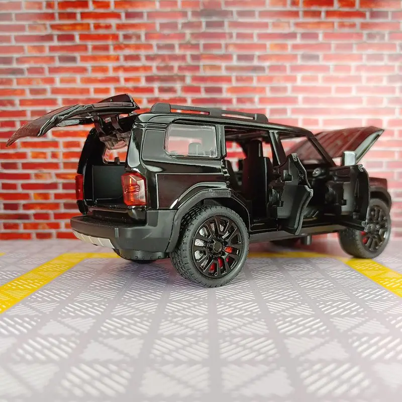 1:32 Toyota Prado 2024 liga modelo de carro ornamento, portas e capô do motor, porta-malas pode ser aberto para brinquedos infantis