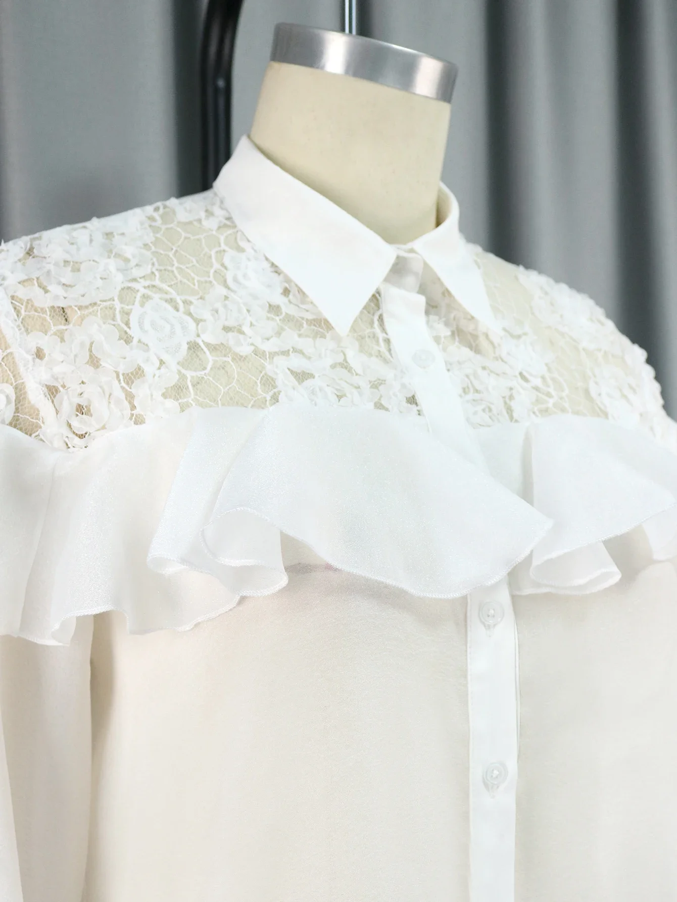 Blusa de encaje con volantes y manga larga para mujer, camisa blanca de talla grande, Media transparente con botones, Tops Vintage de primavera, atuendo elegante, novedad