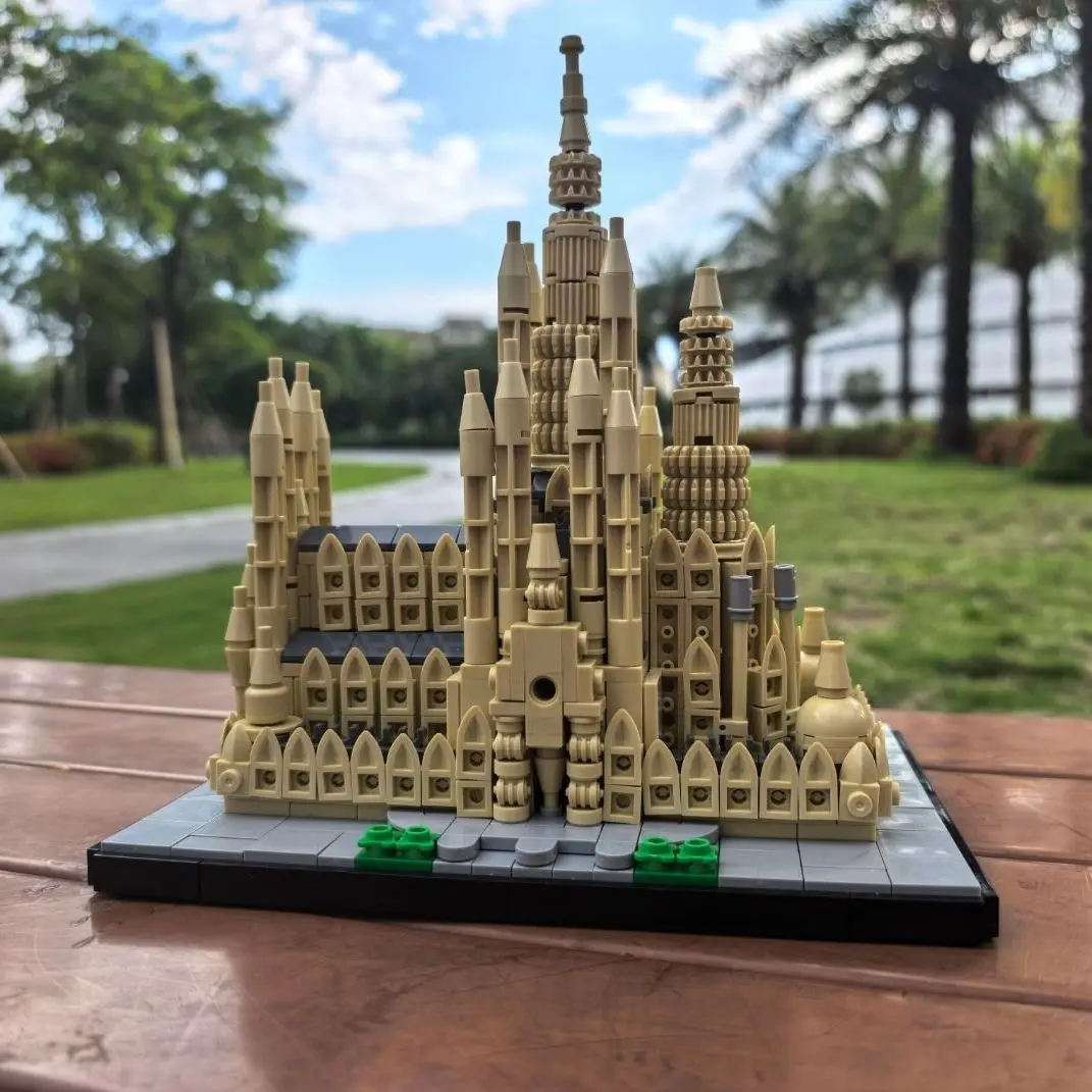 

854PCS MOC Building Blocks Spanish Holy Family Church Gothic Street View Architecture Series Finished Size 18.5 * 13.5 * 20.5cm