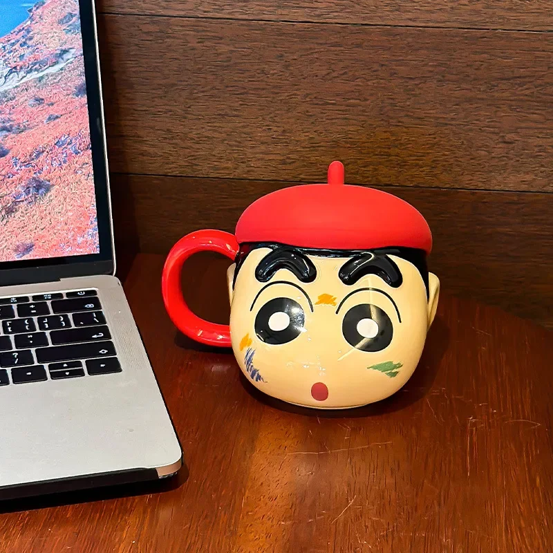 Gorro de paja Kawaii de 530ml, taza Shin-chan de Anime para niños encantadores con tapa, Taza de cerámica, taza de café resistente a altas temperaturas, regalo