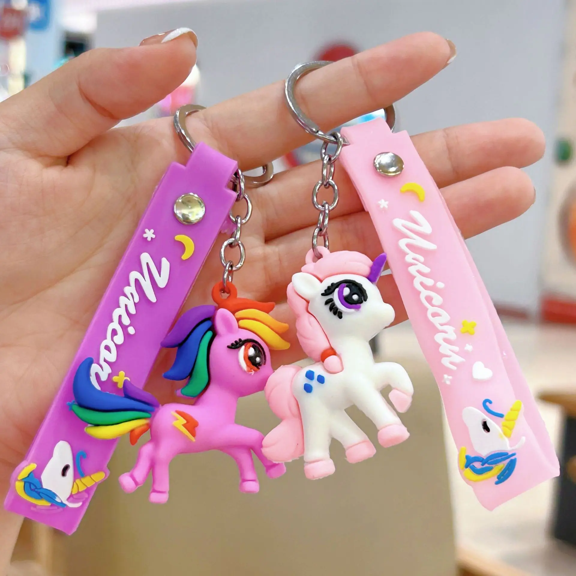 لطيف اللون الحصان يونيكورن المفاتيح كاواي الرجال والنساء أكياس السيارات قلادة للأطفال هدايا كيرينغ الهدايا بالجملة