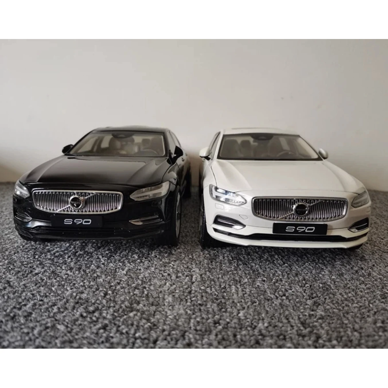 نموذج سيارة المصنع الأصلي فولفو S90 1:18 نموذج السيارة الأصلي تم استعادةها للغاية وإرسالها إلى هدية صديقها