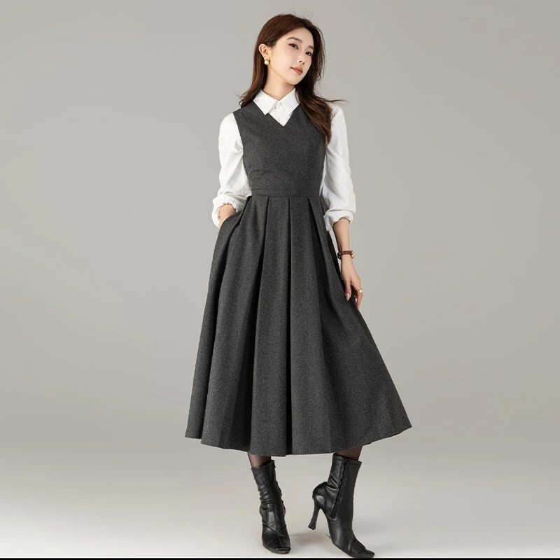 

2026 Spring/Autumn New Arrival: Wool Blend V-Neck Pleated Pinafore Dress. Slim-Fit & Flattering. Youthful and Versatile.