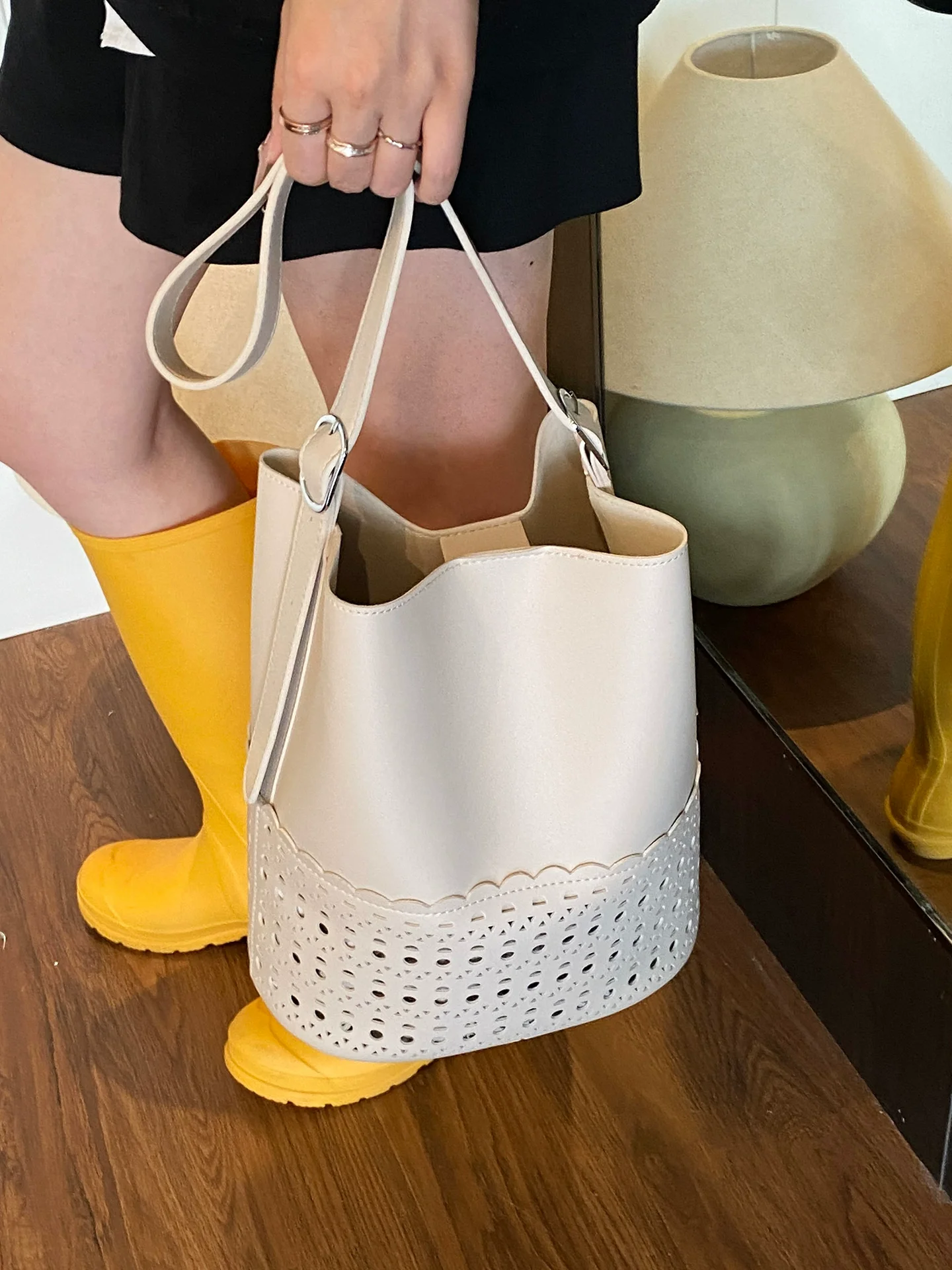 

New Summer Hollow Out Carved Buckets For Women Commuter Tote Bag Ladies Large Armpit Shoulder Bag Luxury Beach Composit Bags
