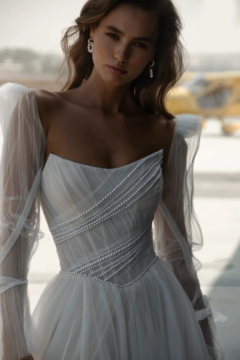 فستان زفاف مخصص على شكل قلب بدون أكتاف مع لمسات لؤلؤية وقطار متدفق فستان زفاف فاخر للاحتفالات الحديثة