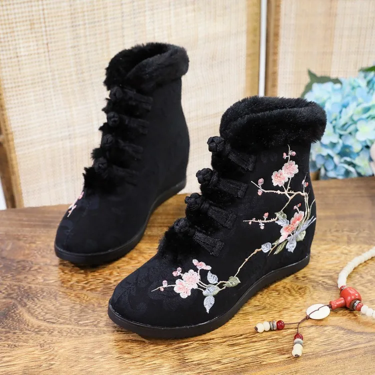 Winter plush Hanfu shoes, ethnic style embroidered shoes fur mouth ancient style women\'s boots elevated inner short boots