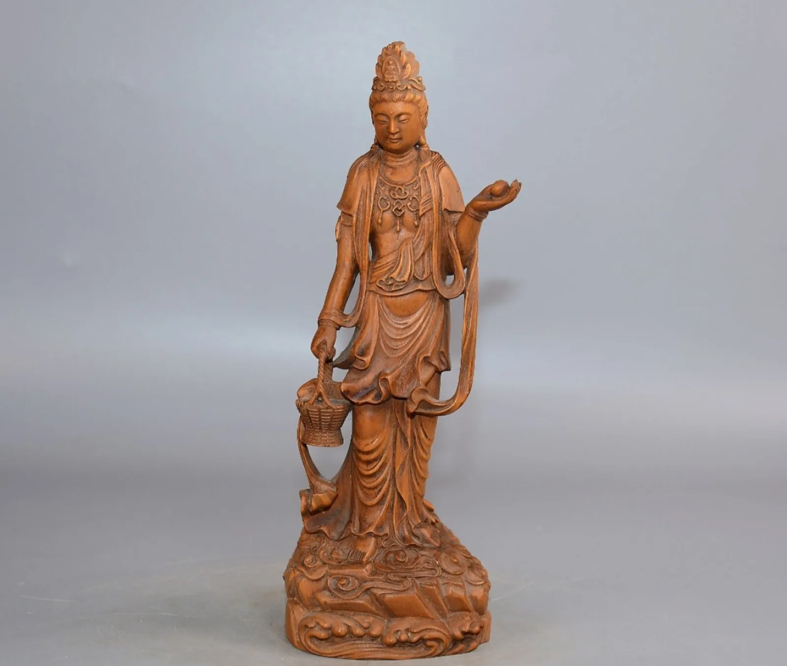 Figurine de Guanyin Kwan Yin en bois sculpté chinois, symbole de compassion et de bénédiction