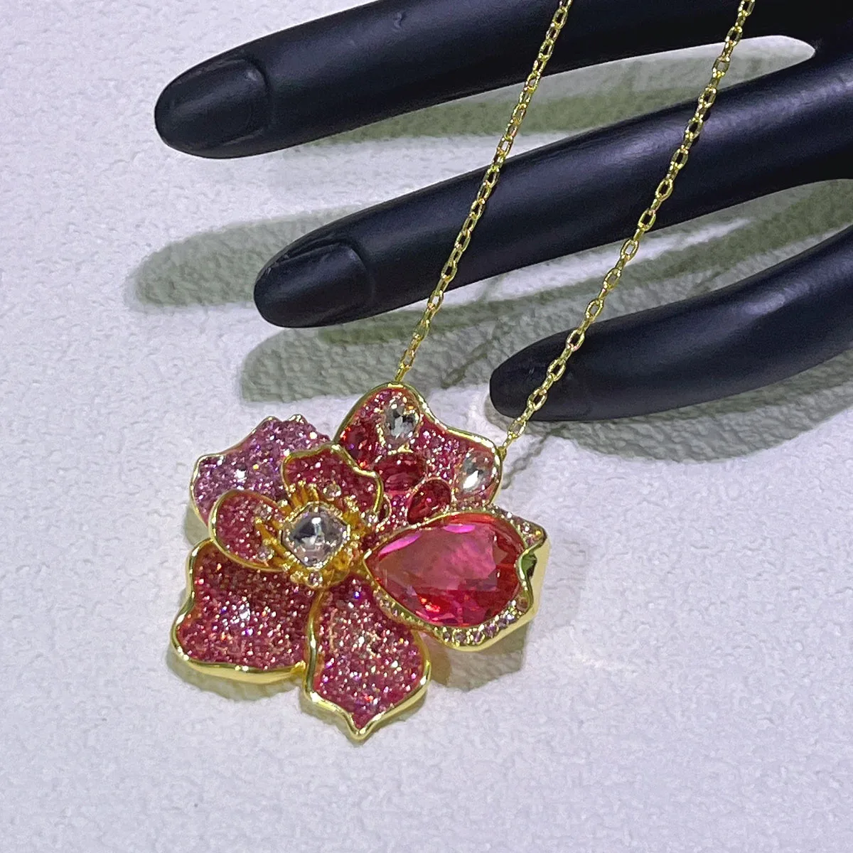 NONE Ohrringe 2025, neuer Verkaufstrend, hochwertiger Schmuck, Blume, modische Luxus-Charms, Edelstahl, rosa, gelb, Damenbekleidung 9