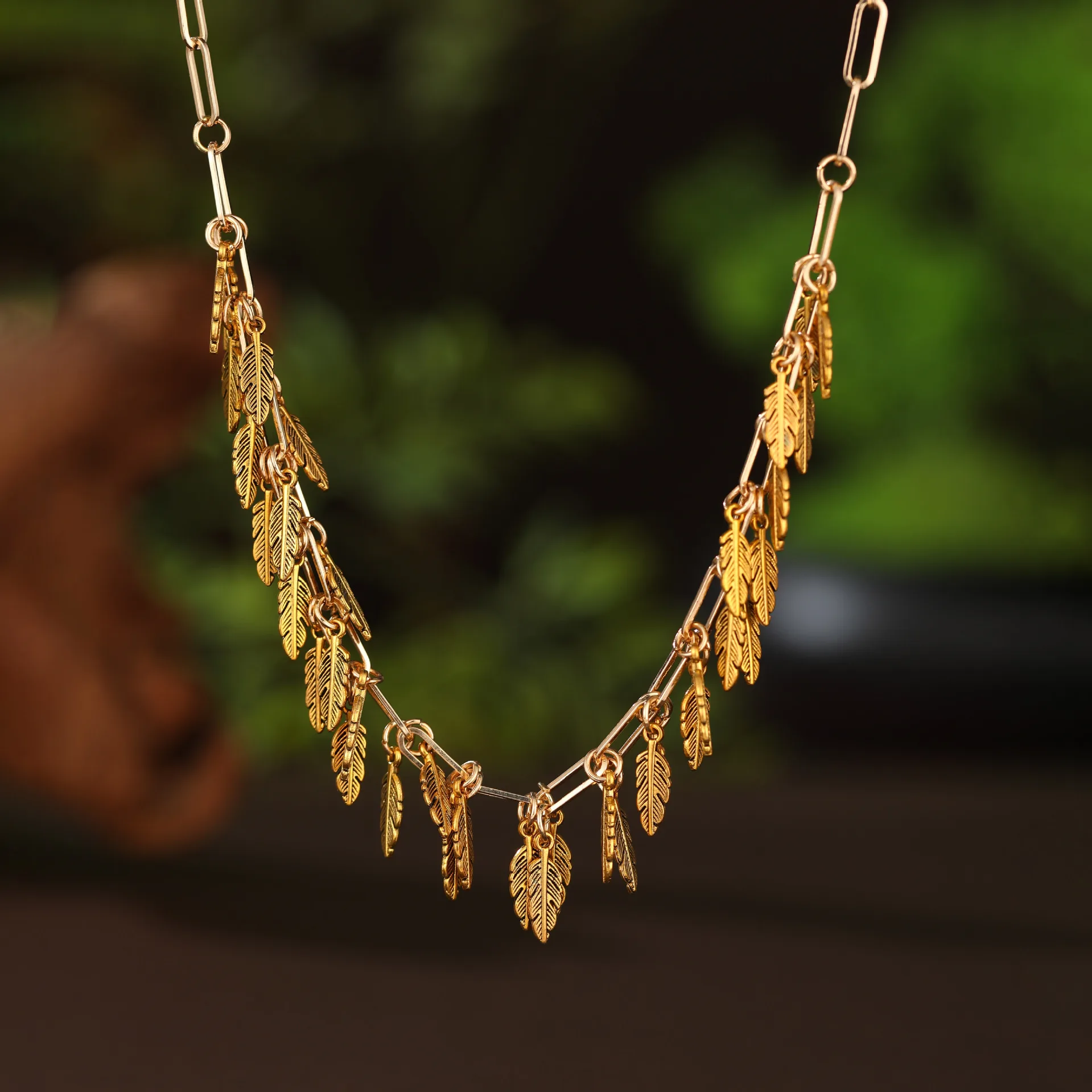 new golden small leaf fringed necklace, women's retro versatile high-end leaf neck chain wholesale