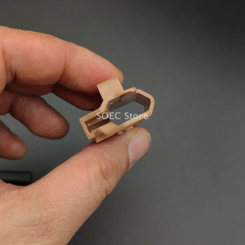 1Pcs 1:3 Metal Gun Keychain Holster Quick Pull Protective Case 1: 3 Glock G17 Model Specific Accessory Plastic Protective Cover