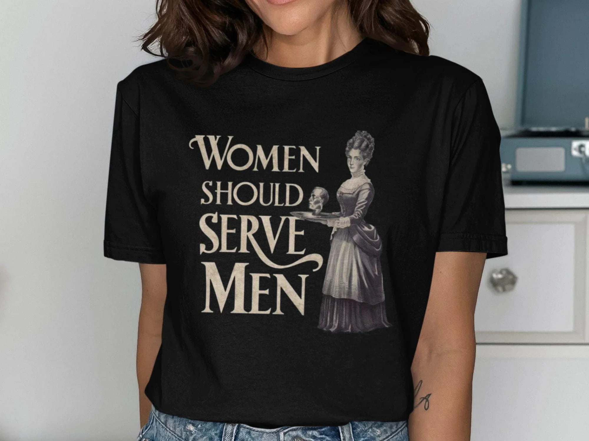 T-shirt pour femmes « Les femmes devraient servir les hommes » style victorien, ironie féministe gothique, vêtement vintage unique, humour noir