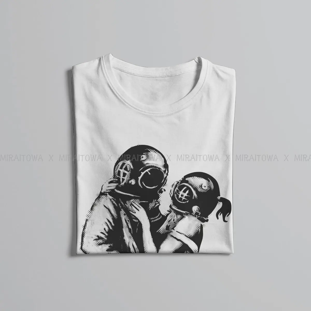 Banksy Wall Graffiti Love Deep Loving Embracing Couple with Diving Helmets T Shirt Men\'s Tshirt Oversized O-Neck Streetwear