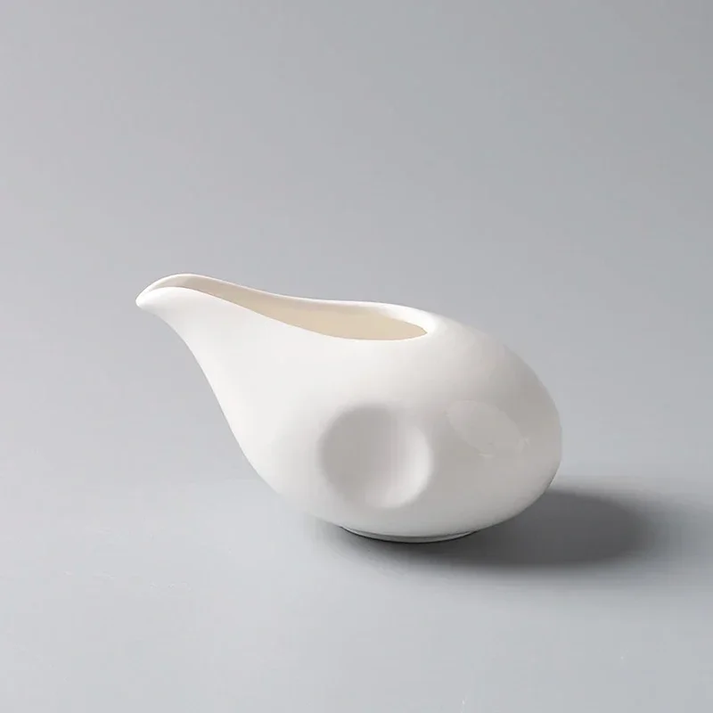 أباريق حليب القهوة الصغيرة المصنوعة من السيراميك المبتكر مع مقبض كوب حليب علبة حليب مطعم مرق قوارب أدوات مائدة متخصصة باللون الأبيض النقي