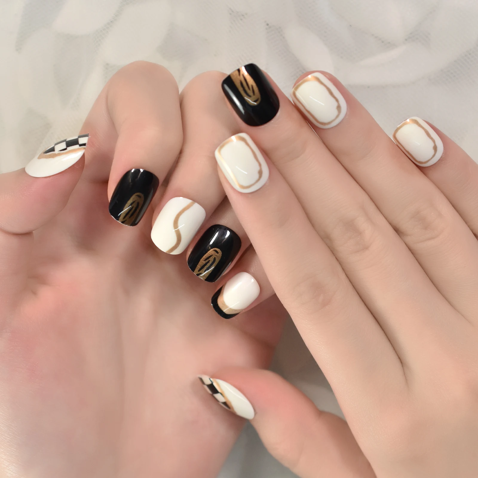 Vingernagels ontworpen glanzende nagels set druk op nagels kunst volledige dekking korte ronde vorm salon thuis manicure