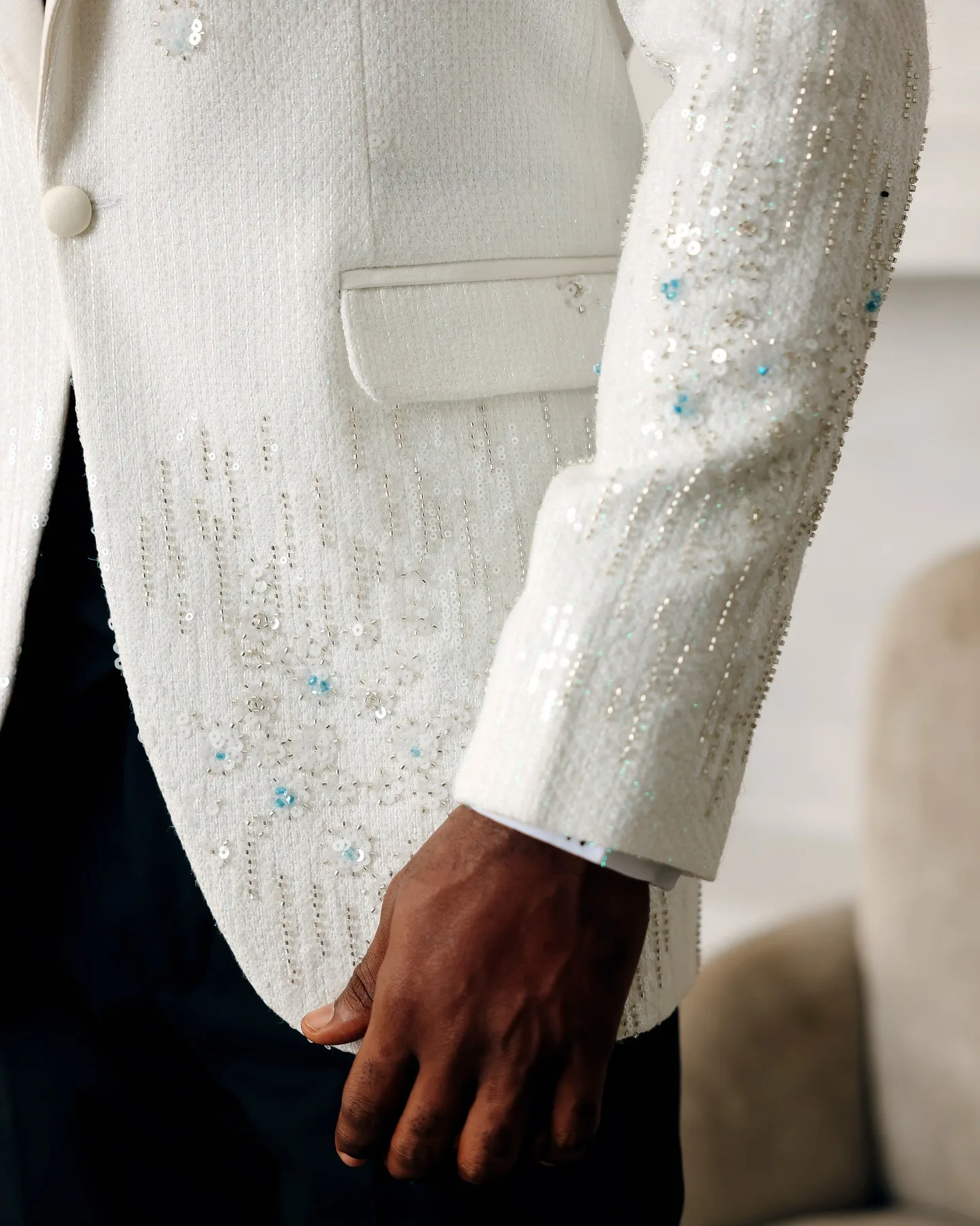 Luxuriöser Herrenanzug mit Perlen verziert, Jacquard-Satin, Schalkragen, einreihig, formelle Bräutigamkleidung, 3-teilig, Blazer, Weste, Hose, nach Maß