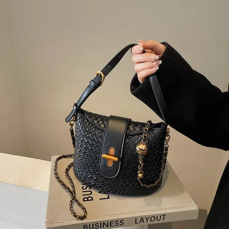 

Texture Locking Buckle Woven Handheld Underarm Bag, 2025 New Style, Large Capacity, Versatile Shoulder and Crossbody Bucket Bag
