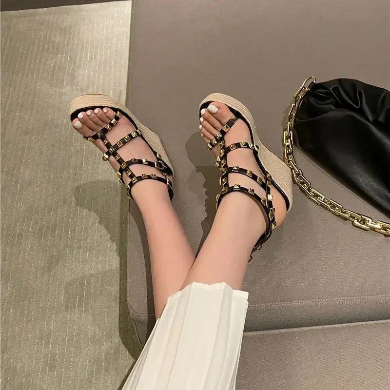 Rivetti con suola spessa sandali con plateau Open Toe scarpe Casual da donna tacco a zeppa tacchi alti romani per le donne scarpe da donna nuove di