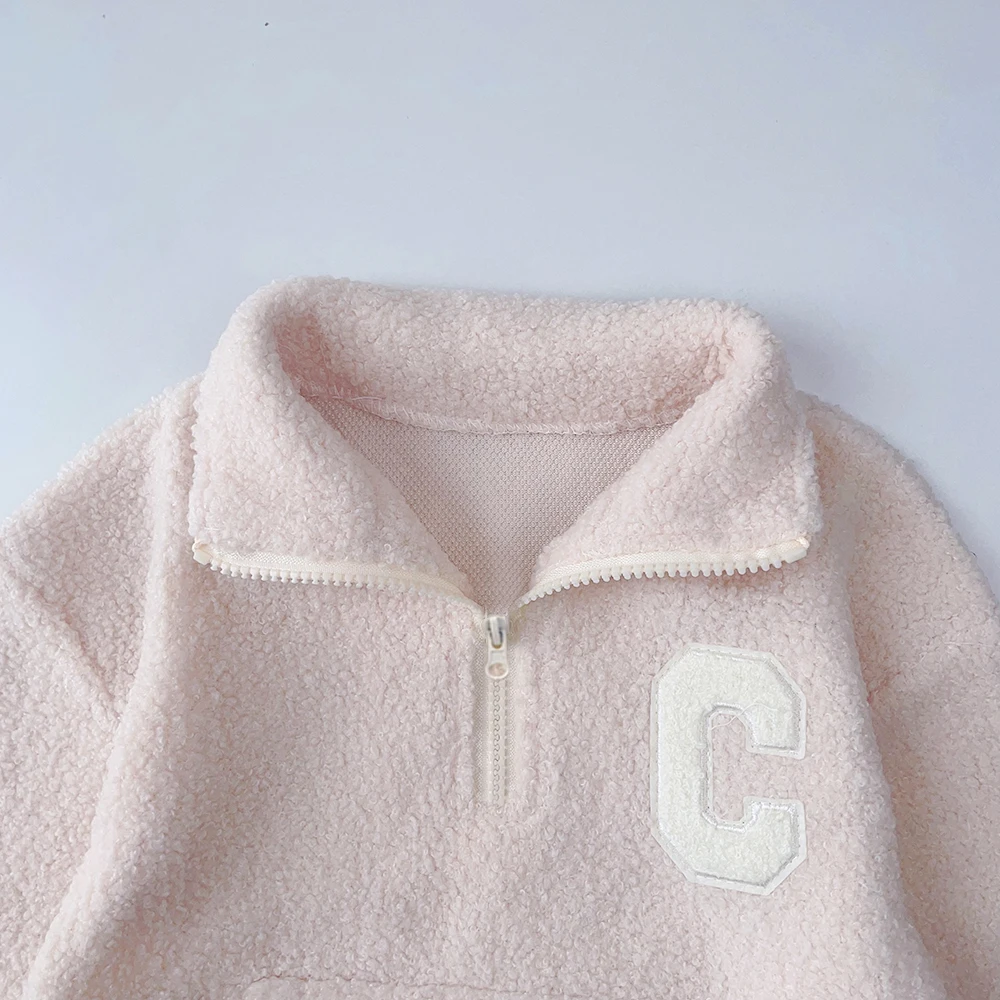 3-7 Jahre Alte Mädchen Herbst- und Winterkleidung, Warme Rosa Plüschjacke mit Hohem Kragen und C-Buchstaben-Design + Hose, Modisches Zweiteiler-Set für Kinder – Detail 4